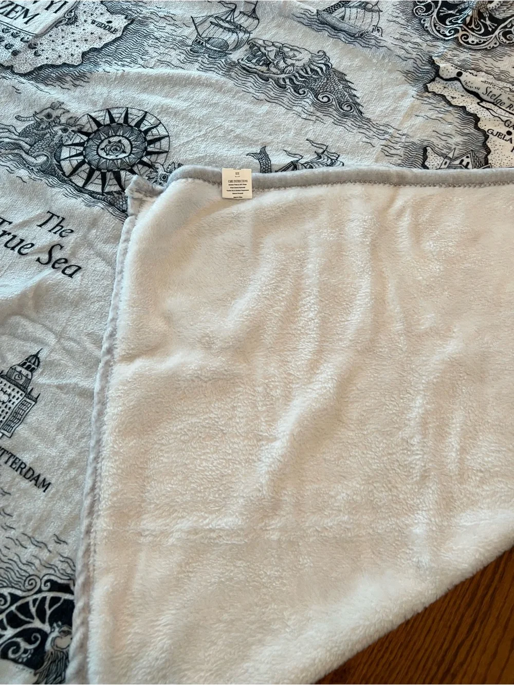 Grishaverse, Shadow and Bone Fuzzy Blanket Map Throw, Owlcrate